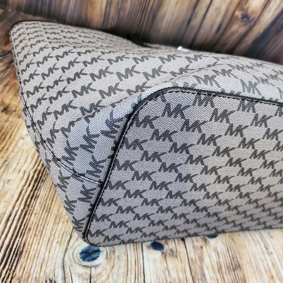 Michael Kors Emry Logo Signature - Picture 6 of 13